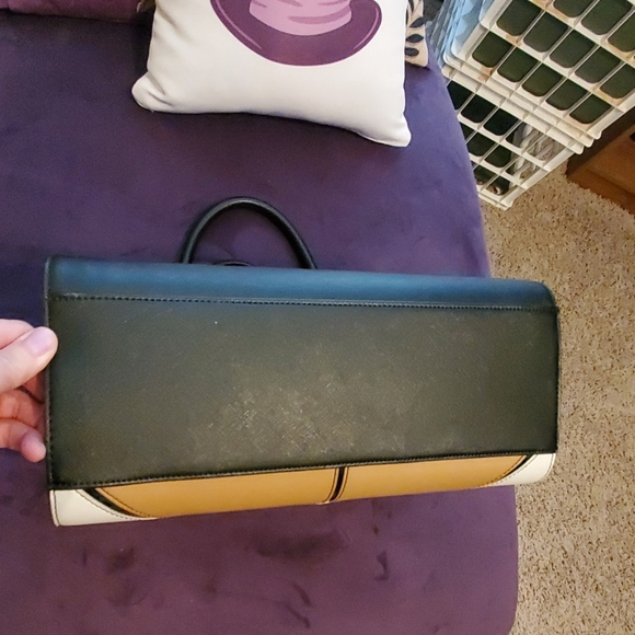 🖤🤍🤎Kenneth Cole Reaction handbag - Picture 4 of 8